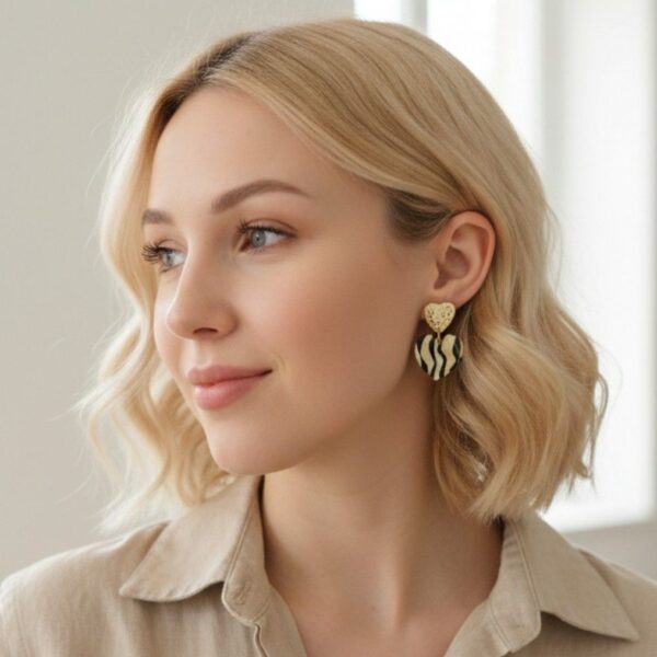 Élisa boucles d'oreilles motif zèbre des cœurs en papier calligraphié et acier inoxydable doré. Un bijou artisanal, léger et hypoallergénique.