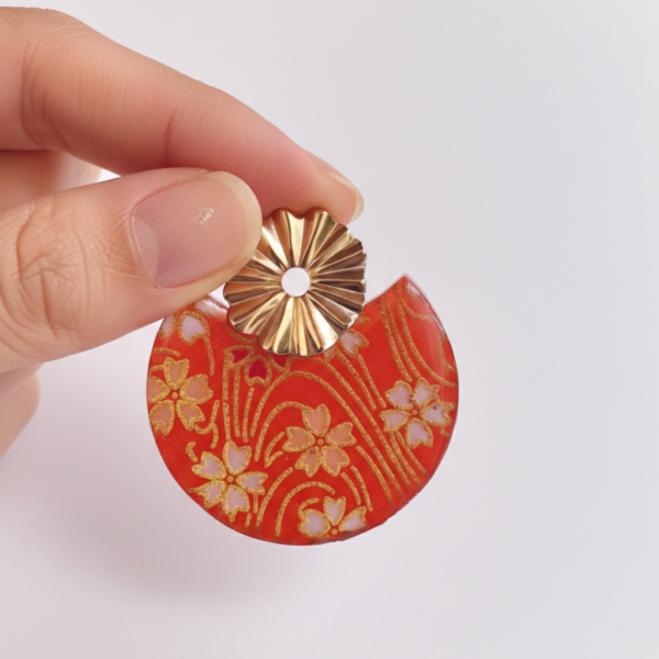 Hana Boucles d'oreilles : L'élégance du papier Washi associée à la durabilité de l'acier inoxydable argenté. Des pièces artisanales pour sublimer votre éclat.