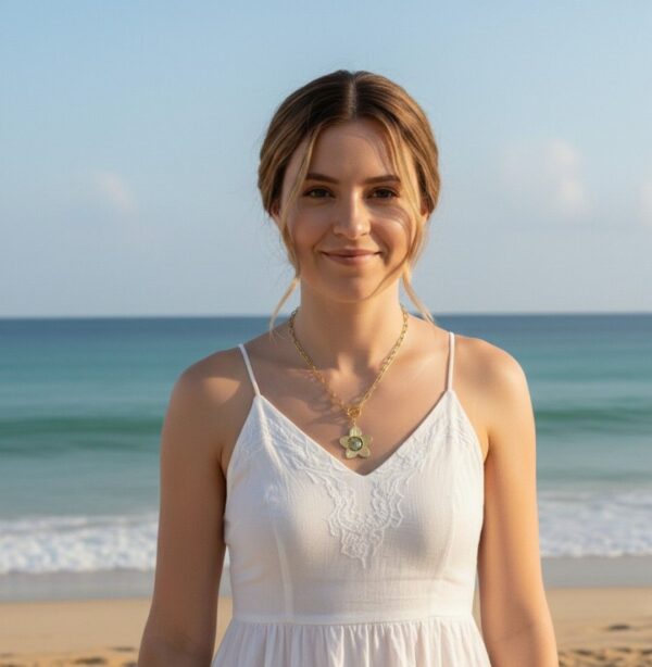 Alex Collier Fleur & Washi : un bijou artisanal en acier inoxydable doré signé L.F.K Créations. Fait main en France, ce collier unique allie finesse et éclat.