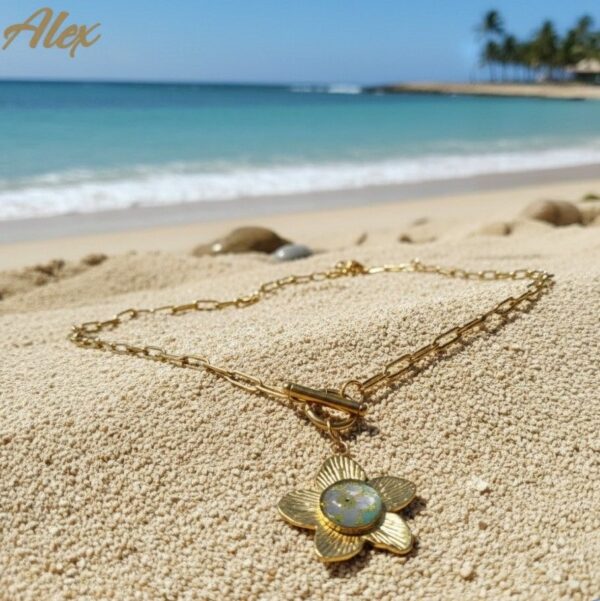 Alex Collier Fleur & Washi : un bijou artisanal en acier inoxydable doré signé L.F.K Créations. Fait main en France, ce collier unique allie finesse et éclat.