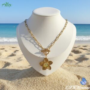 Alex Collier Fleur & Washi : un bijou artisanal en acier inoxydable doré signé L.F.K Créations. Fait main en France, ce collier unique allie finesse et éclat.