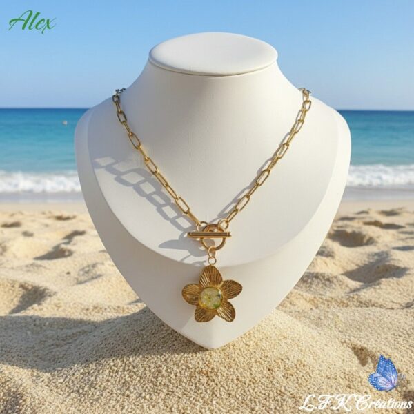 Alex Collier Fleur & Washi : un bijou artisanal en acier inoxydable doré signé L.F.K Créations. Fait main en France, ce collier unique allie finesse et éclat.