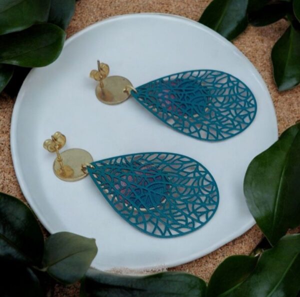 Boucles d'oreilles Alma avec cabochons goutte faits main en tissu Japonais, création artisanale bohème élégante et légère.