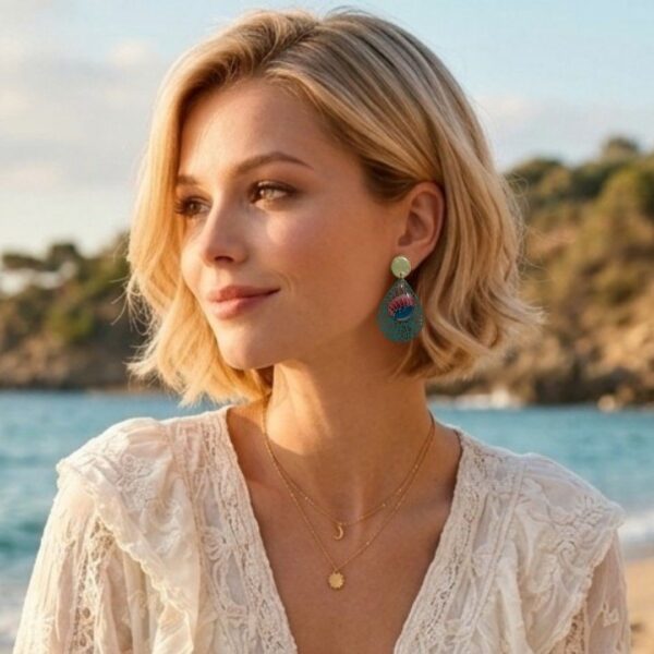 Boucles d'oreilles Alma avec cabochons goutte faits main en tissu Japonais, création artisanale bohème élégante et légère.