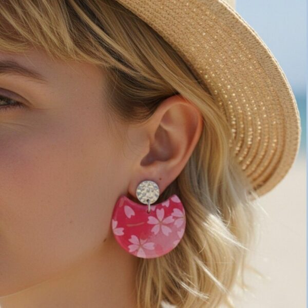 Amélie Boucles Washi et Acier inoxydable. Bijoux faits main au motif floral rose, légers et hypoallergéniques. Ajoutez une touche japonaise à votre style !