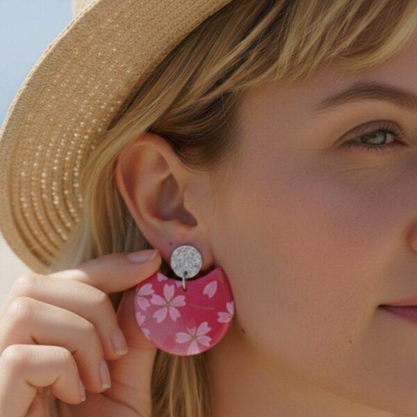 Amélie Boucles Washi et Acier inoxydable. Bijoux faits main au motif floral rose, légers et hypoallergéniques. Ajoutez une touche japonaise à votre style !