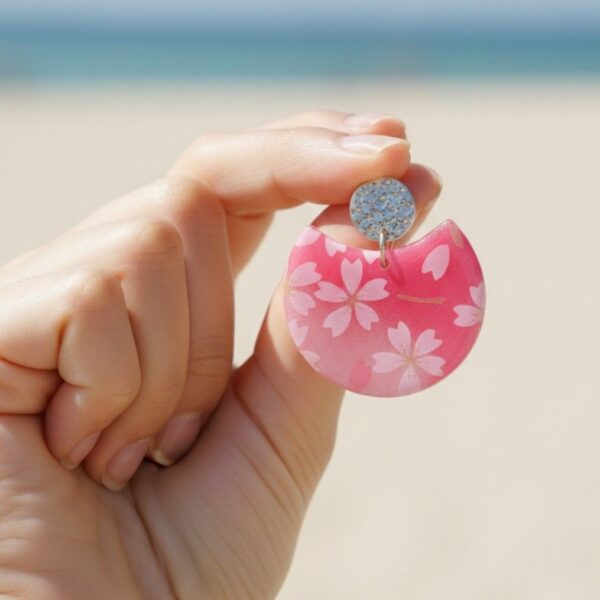 Amélie Boucles Washi et Acier inoxydable. Bijoux faits main au motif floral rose, légers et hypoallergéniques. Ajoutez une touche japonaise à votre style !