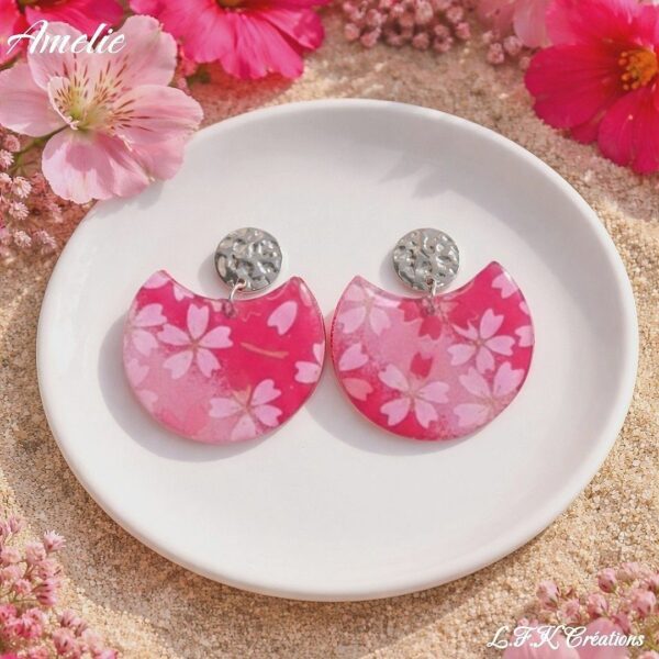 Amélie Boucles Washi et Acier inoxydable. Bijoux faits main au motif floral rose, légers et hypoallergéniques. Ajoutez une touche japonaise à votre style !