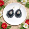 Amandine Dentelle noire fleurie. Découvrez ces boucles d'oreilles pendantes au style bohème chic. Un bijou artisanal unique alliant finesse et élégance.