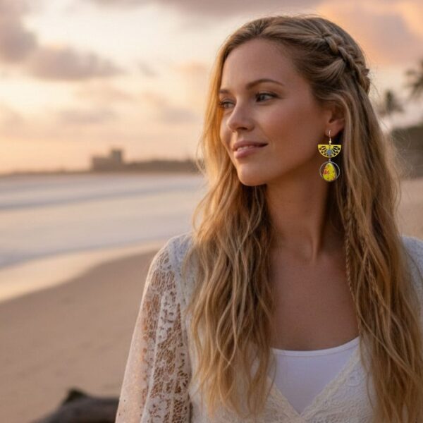 Appoline boucles d’oreilles dépareillées – Jaune, papier washi, breloques et crochets acier inoxydable argenté. Bijou fait main, léger et original.