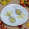 Appoline boucles d’oreilles dépareillées – Jaune, papier washi, breloques et crochets acier inoxydable argenté. Bijou fait main, léger et original.
