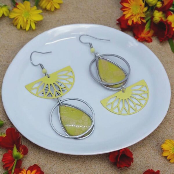 Appoline boucles d’oreilles dépareillées – Jaune, papier washi, breloques et crochets acier inoxydable argenté. Bijou fait main, léger et original.