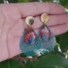 Boucles d'oreilles Alma avec cabochons goutte faits main en tissu Japonais, création artisanale bohème élégante et légère.