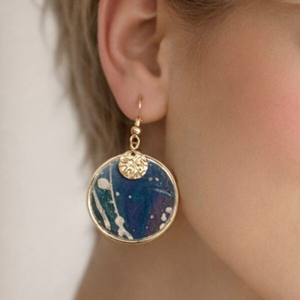 Charline Boucles d’oreilles rondes abstraites artisanales en papier calligraphié bleu et violet, montées sur un support en acier inoxydable doré. Bijoux faits main, légers et uniques.