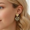 Élisa boucles d'oreilles motif zèbre des cœurs en papier calligraphié et acier inoxydable doré. Un bijou artisanal, léger et hypoallergénique.