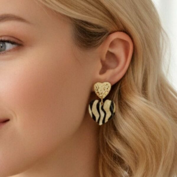 Élisa boucles d'oreilles motif zèbre des cœurs en papier calligraphié et acier inoxydable doré. Un bijou artisanal, léger et hypoallergénique.