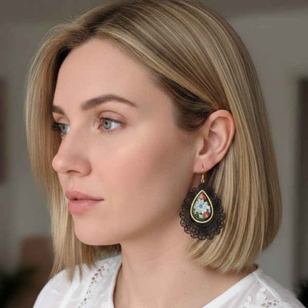 Amandine Dentelle noire fleurie. Découvrez ces boucles d'oreilles pendantes au style bohème chic. Un bijou artisanal unique alliant finesse et élégance.