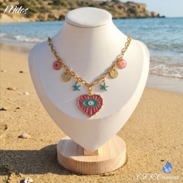 Succombez au charme méditerranéen avec le collier Milos. Une chaîne dorée ornée d'un cœur protecteur et de breloques marines pour un style bohème irrésistible.