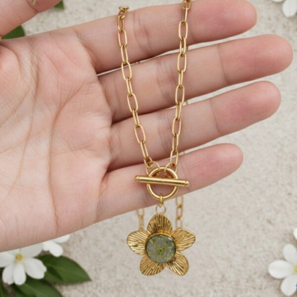 Aiko et son collier fleur, pour un look frais et sophistiqué