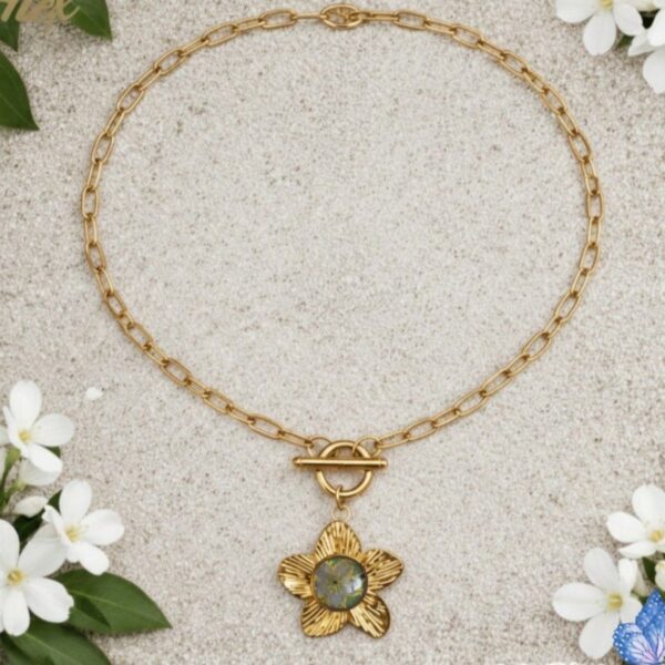 Aiko et son collier fleur, pour un look frais et sophistiqué