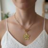 Aiko et son collier fleur, pour un look frais et sophistiqué