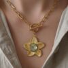 Aiko et son collier fleur, pour un look frais et sophistiqué