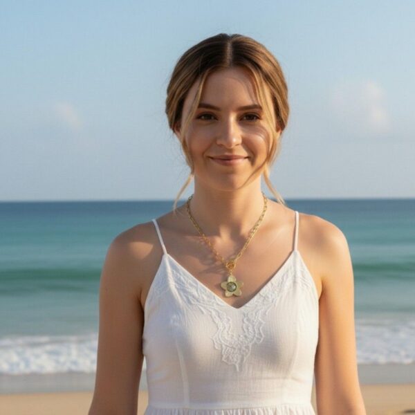 Aiko et son collier fleur, pour un look frais et sophistiqué