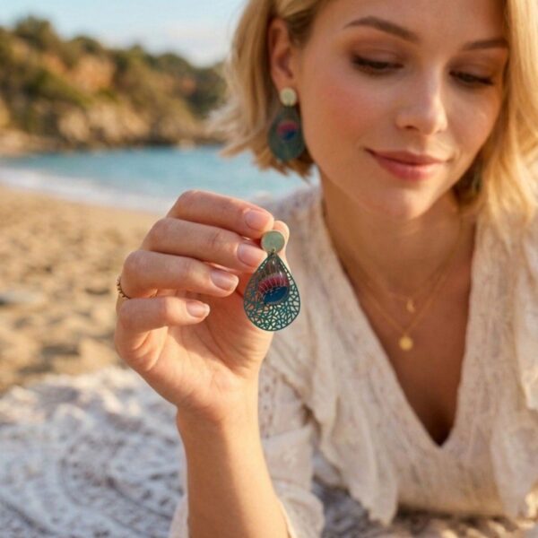 Boucles d'oreilles Alma avec cabochons goutte faits main en tissu Japonais, création artisanale bohème élégante et légère.