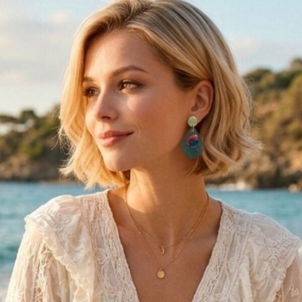 Boucles d'oreilles Alma avec cabochons goutte faits main en tissu Japonais, création artisanale bohème élégante et légère.