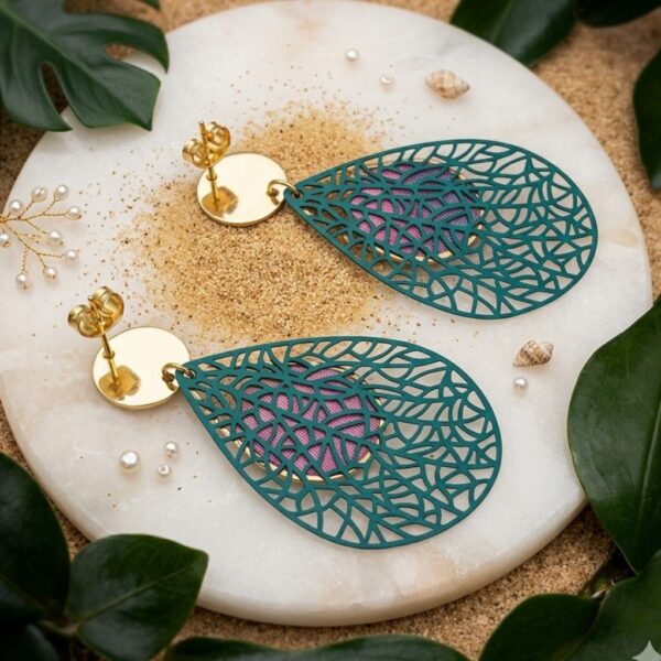 Boucles d'oreilles Alma avec cabochons goutte faits main en tissu Japonais, création artisanale bohème élégante et légère.