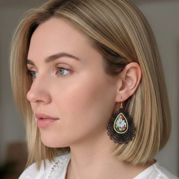 Élégance florale et dentelle ciselée : craquez pour le charme intemporel d'Amandine."