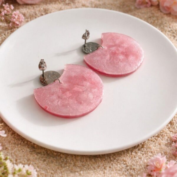 Amélie Boucles Washi et Acier inoxydable. Bijoux faits main au motif floral rose, légers et hypoallergéniques. Ajoutez une touche japonaise à votre style !