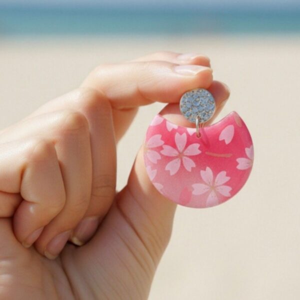 Amélie Boucles Washi et Acier inoxydable. Bijoux faits main au motif floral rose, légers et hypoallergéniques. Ajoutez une touche japonaise à votre style !