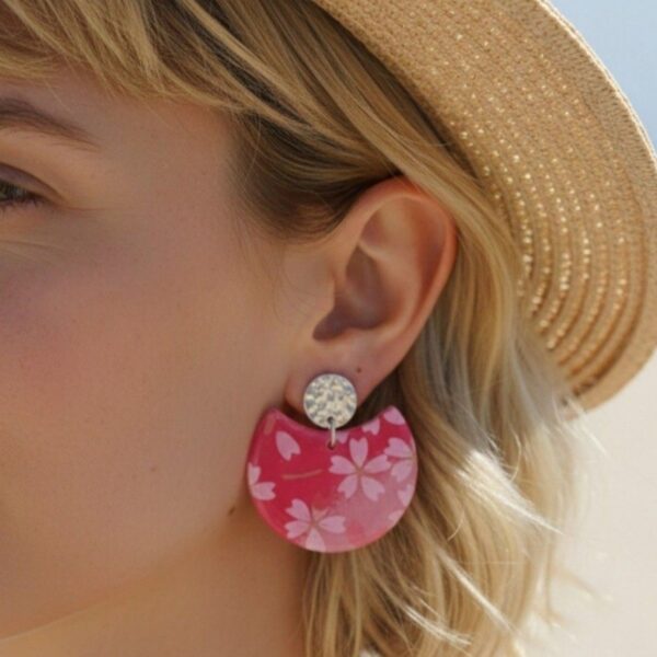 Amélie Boucles Washi et Acier inoxydable. Bijoux faits main au motif floral rose, légers et hypoallergéniques. Ajoutez une touche japonaise à votre style !