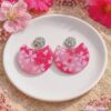 Amélie Boucles Washi et Acier inoxydable. Bijoux faits main au motif floral rose, légers et hypoallergéniques. Ajoutez une touche japonaise à votre style !