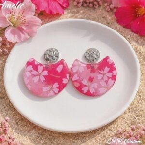 Amélie Boucles Washi et Acier inoxydable. Bijoux faits main au motif floral rose, légers et hypoallergéniques. Ajoutez une touche japonaise à votre style !