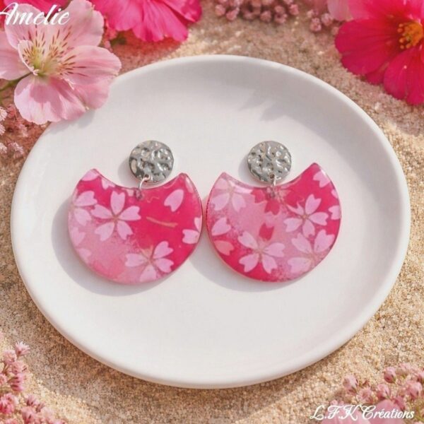 Amélie Boucles Washi et Acier inoxydable. Bijoux faits main au motif floral rose, légers et hypoallergéniques. Ajoutez une touche japonaise à votre style !