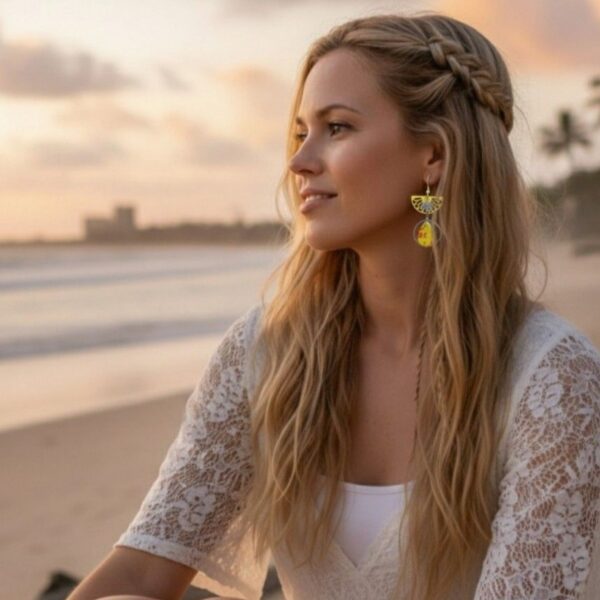 Appoline Boucles d'oreilles graphiques et dépareillées au jaune solaire, mêlant finesse ajourée et motifs floraux délicats.