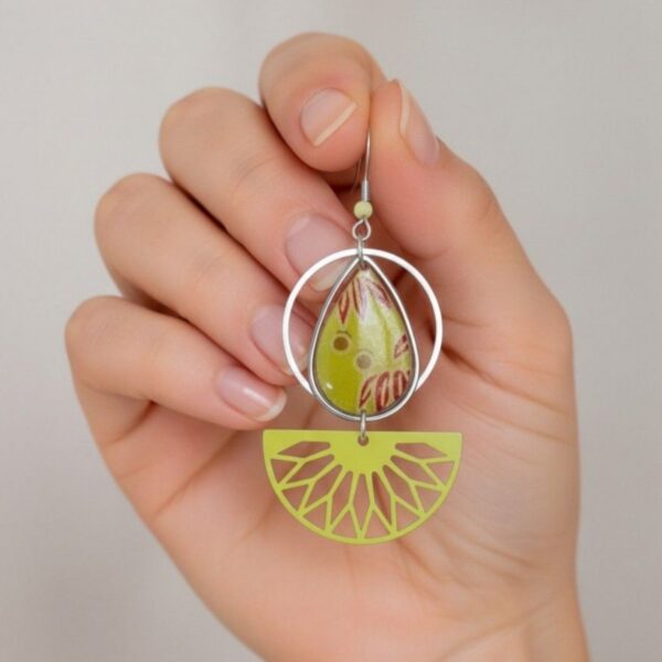 Appoline Boucles d'oreilles graphiques et dépareillées au jaune solaire, mêlant finesse ajourée et motifs floraux délicats.