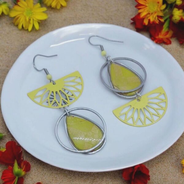 Appoline Boucles d'oreilles graphiques et dépareillées au jaune solaire, mêlant finesse ajourée et motifs floraux délicats.