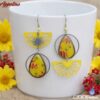 Appoline Boucles d'oreilles graphiques et dépareillées au jaune solaire, mêlant finesse ajourée et motifs floraux délicats.