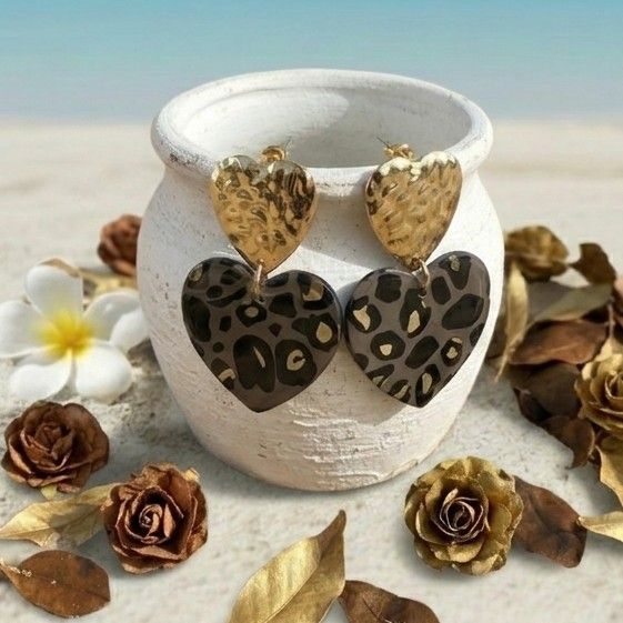 Découvrez la légèreté et l'éclat de notre nouvelle collection façonnée en papier calligraphié.