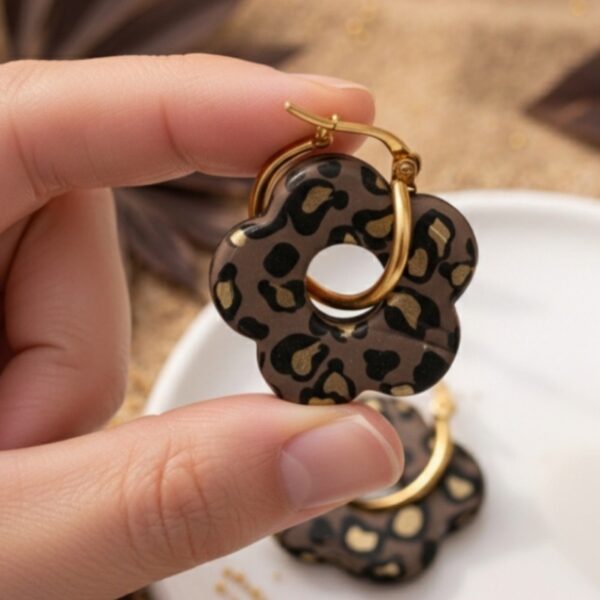 Capucine Créoles Réversibles Marron Doré Boucles d’oreilles artisanales en papier et résine, 100% réversibles. Un côté léopard, un côté doré et or. Chic, légères et en acier inoxydable. Deux styles en un bijou !