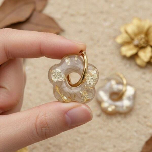 Capucine Créoles Réversibles Marron Doré Boucles d’oreilles artisanales en papier et résine, 100% réversibles. Un côté léopard, un côté doré et or. Chic, légères et en acier inoxydable. Deux styles en un bijou !