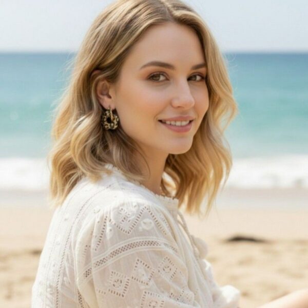 Capucine Créoles Réversibles Marron Doré Boucles d’oreilles artisanales en papier et résine, 100% réversibles. Un côté léopard, un côté doré et or. Chic, légères et en acier inoxydable. Deux styles en un bijou !