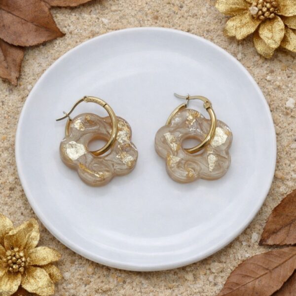 Capucine Créoles Réversibles Marron Doré Boucles d’oreilles artisanales en papier et résine, 100% réversibles. Un côté léopard, un côté doré et or. Chic, légères et en acier inoxydable. Deux styles en un bijou !