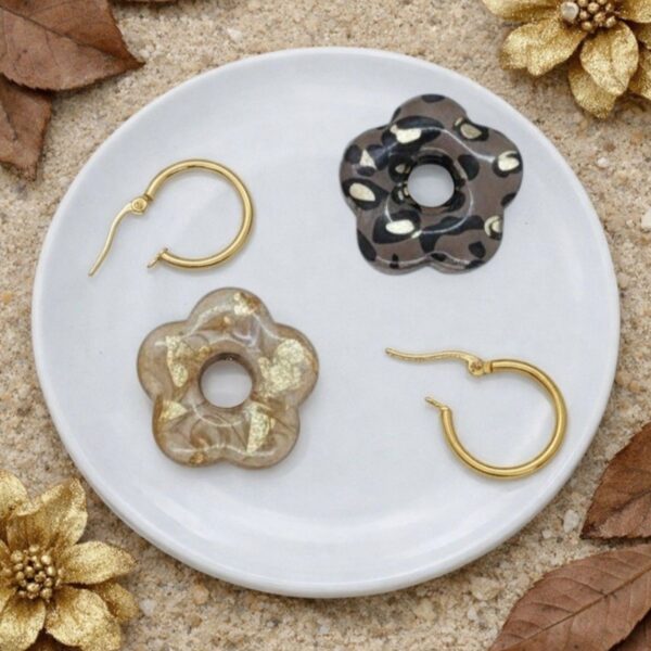 Capucine Créoles Réversibles Marron Doré Boucles d’oreilles artisanales en papier et résine, 100% réversibles. Un côté léopard, un côté doré et or. Chic, légères et en acier inoxydable. Deux styles en un bijou !