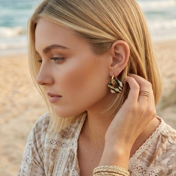 Découvrez les capucine Créoles Réversibles zébré doré pour changer de style en un geste. Un bijou artisanal, audacieus et léger.