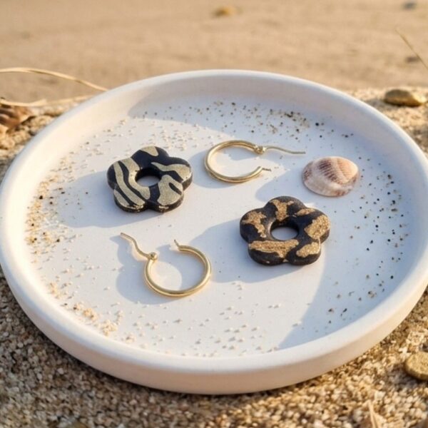 Découvrez les capucine Créoles Réversibles zébré doré pour changer de style en un geste. Un bijou artisanal, audacieus et léger.