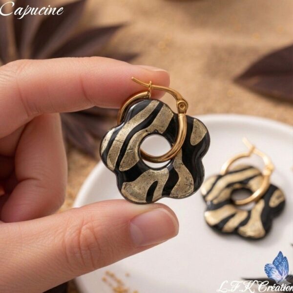 Découvrez les capucine Créoles Réversibles zébré doré pour changer de style en un geste. Un bijou artisanal, audacieus et léger.